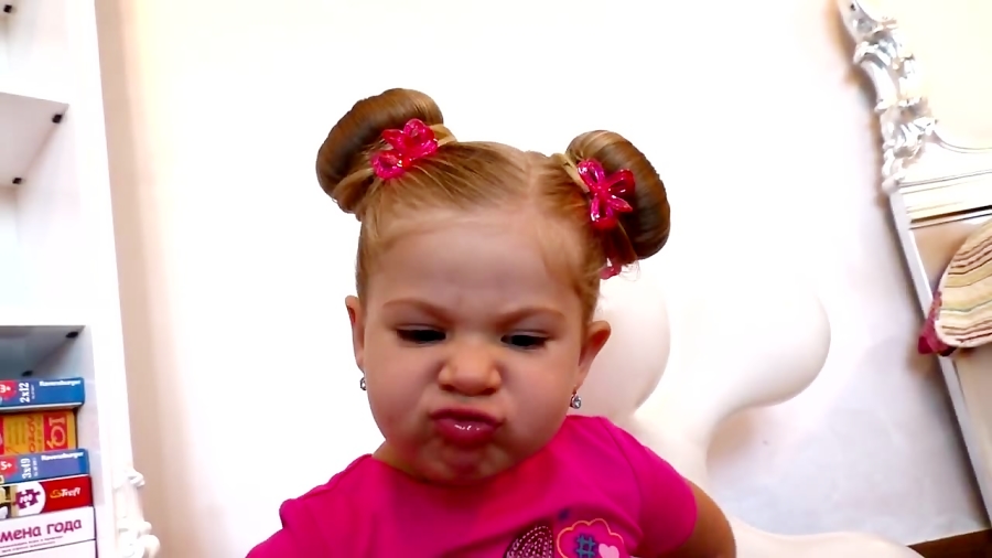 دیانا و اسباب بازی ها - بازی دیانا با لاک های رنگارنگ